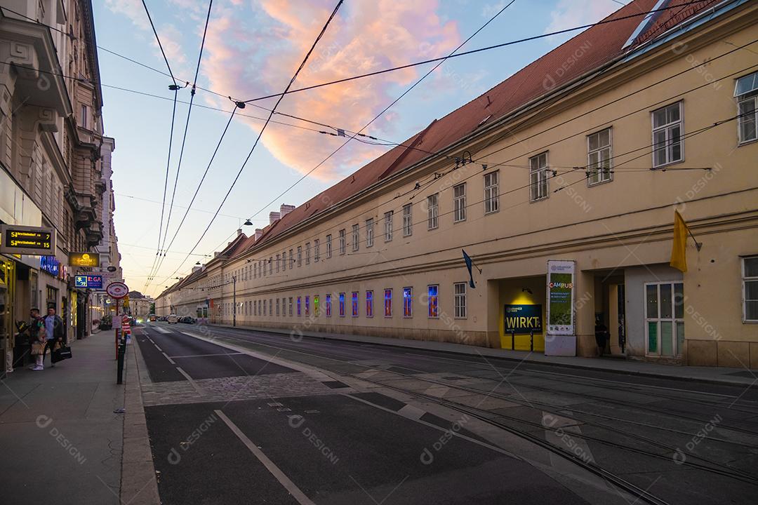 VIENA, ÁUSTRIA - 09 DE JULHO DE 2021: Vista exterior da universidade de Viena ao pôr do sol.