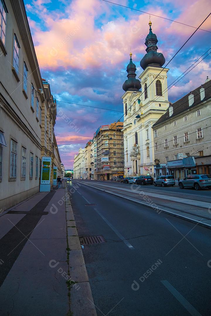 Vista de uma bela igreja no centro de Viena