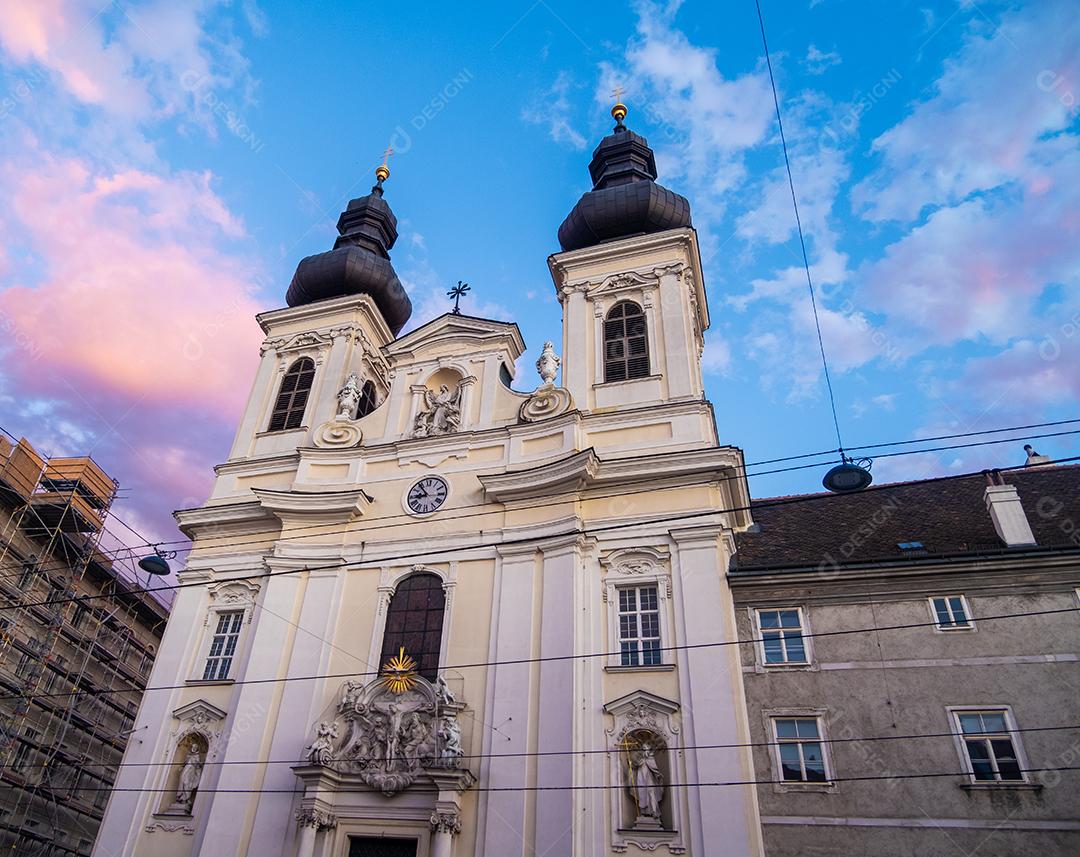 Vista de uma bela igreja no centro de Viena