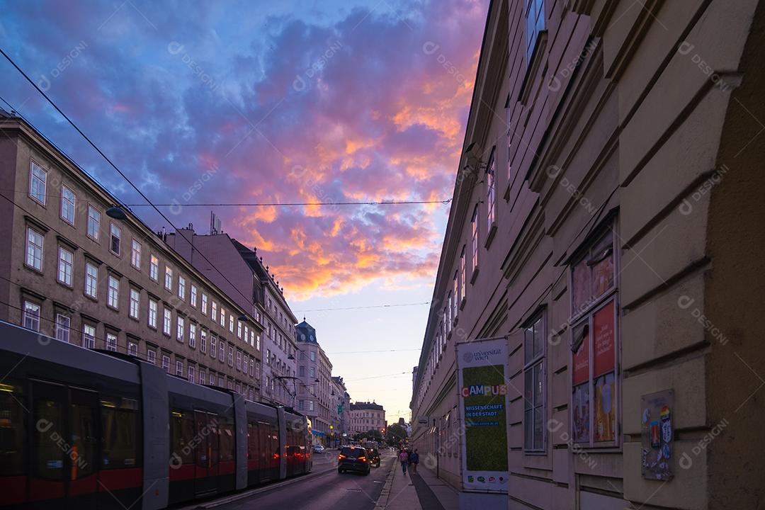 Vista exterior da universidade de Viena ao pôr do sol.