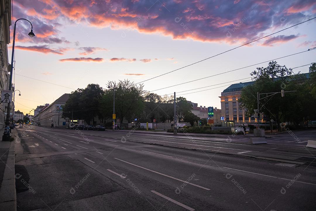 VIENA, ÁUSTRIA - 10 DE JULHO DE 2021: Vista das ruas o Viena no verão.
