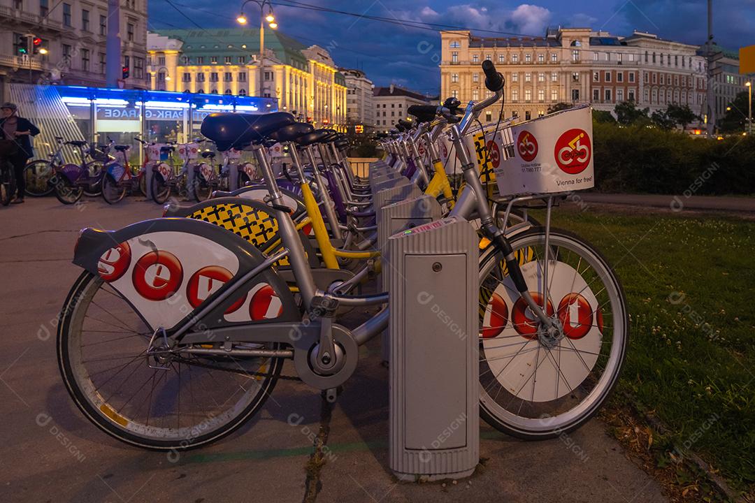 VIENA, ÁUSTRIA - 10 DE JULHO DE 2021: Estação de bicicletas City bike em Viena - sistema público de aluguel de bicicletas à noite.