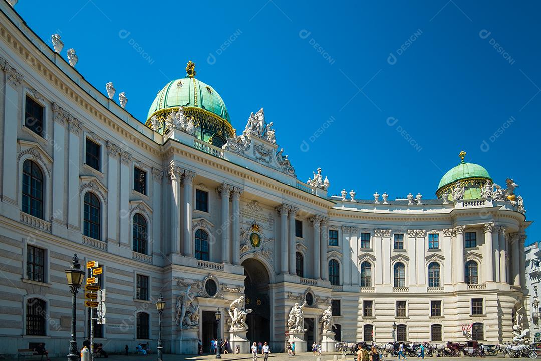 O Palácio de Hofburg em Viena, antigo palácio imperial barroco. Entrada da ala de São Miguel na praça Michaelerplatz.