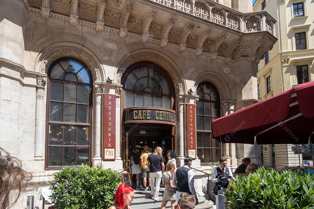 Entrada do Café Central, a antiga cafeteria tradicional que era ponto de encontro de famosos vienenses.