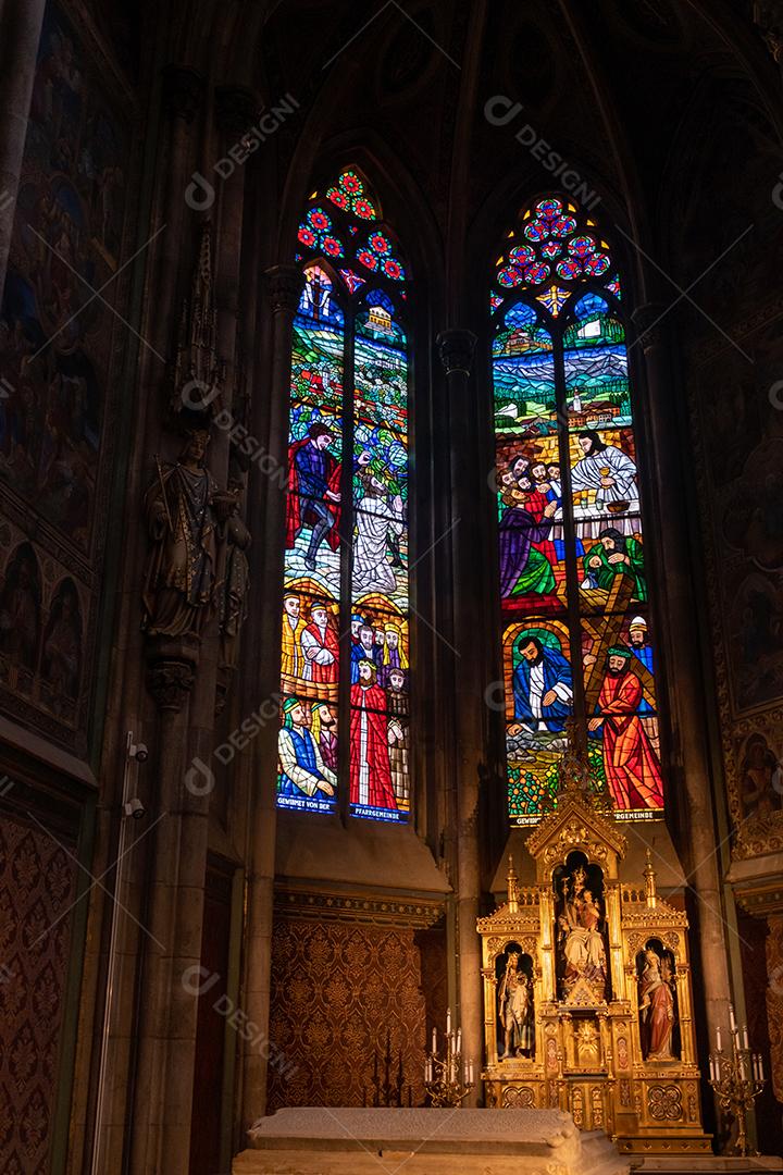 Vista interior dos vitrais da igreja em Viena.