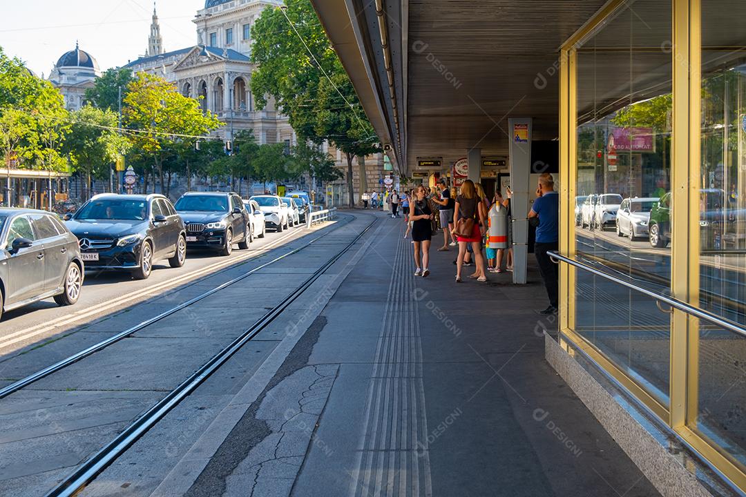 VIENA, ÁUSTRIA - 10 DE JULHO DE 2021: Vista das pessoas na estação de bonde.