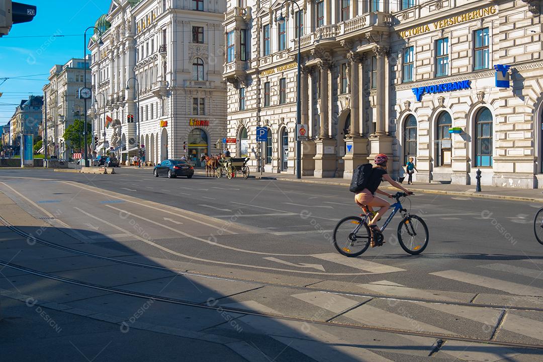 VIENA, ÁUSTRIA - 10 DE JULHO DE 2021: Vista de um ciclista nas ruas de Viena.