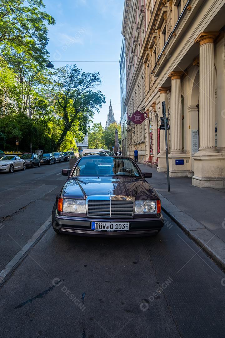 VIENA, ÁUSTRIA - 09 DE JULHO DE 2021: Vista do carro Mercedes Benz nas ruas de Viena.