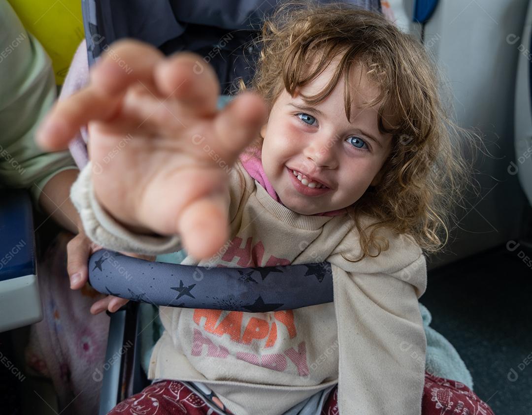Menina se divertindo brincando com a lente da câmera.