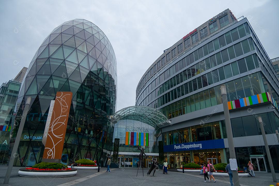 Centro comercial Galleria Eurovea à noite. O centro comercial Eurovea é um dos locais de compras mais populares