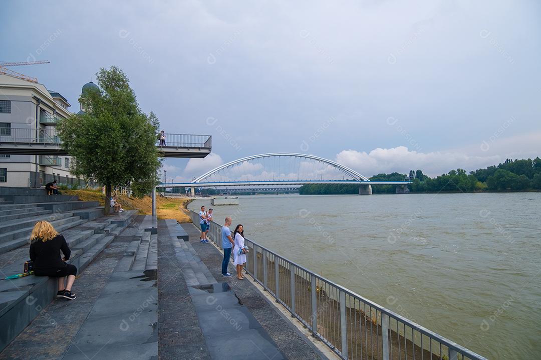 Vista do Rio Danúbio na cidade de Bratislava.