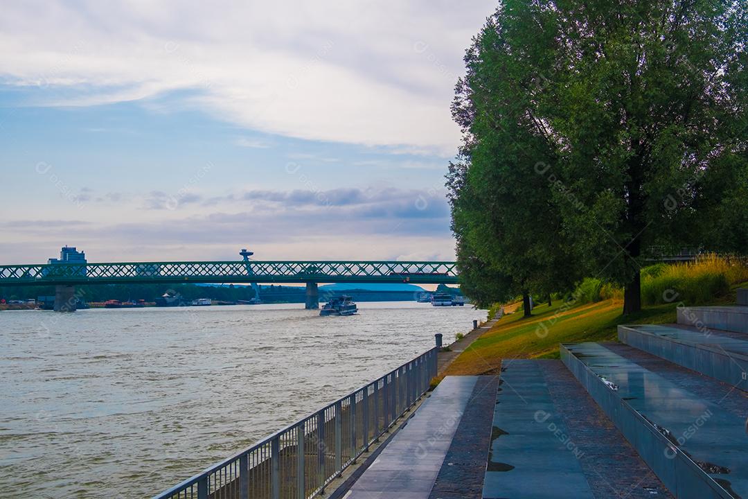 Vista do Rio Danúbio na cidade de Bratislava.