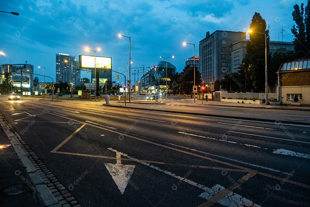 Vista do tráfego nas ruas de Bratislava à noite ao lado da Eurovea.