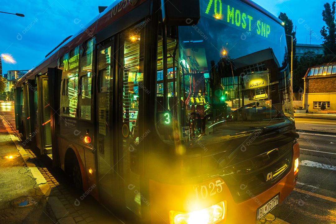 Vista do ônibus nas ruas de Bratislava à noite ao lado da Eurovea.