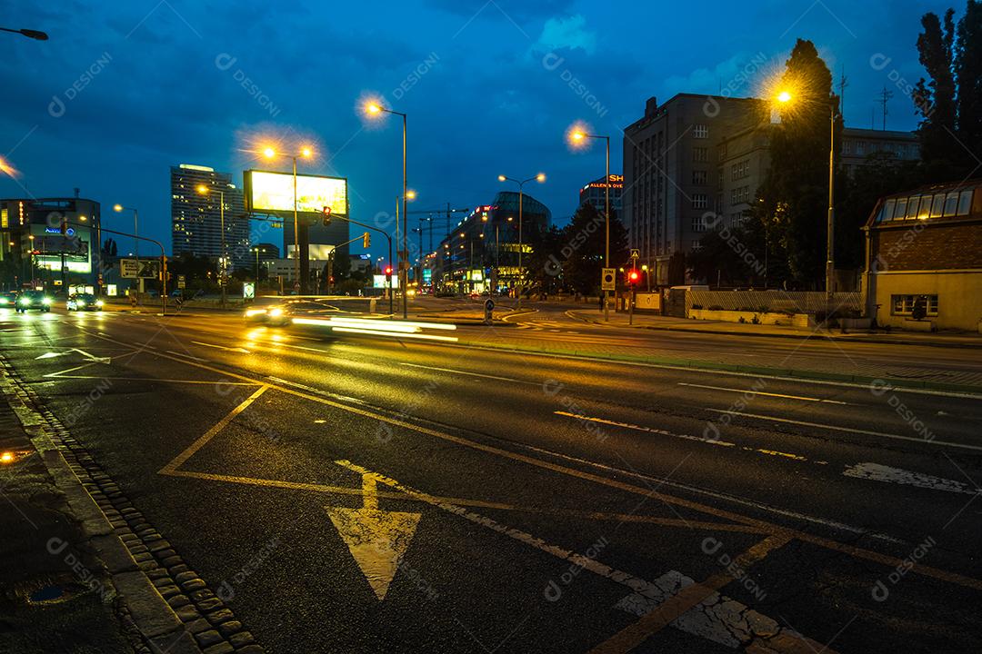 Vista do tráfego nas ruas de Bratislava à noite ao lado da Eurovea.