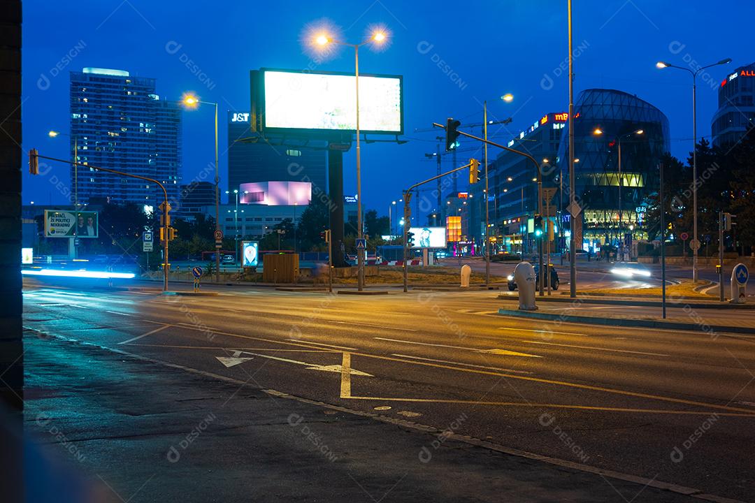 Vista do tráfego nas ruas de Bratislava à noite ao lado da Eurovea.