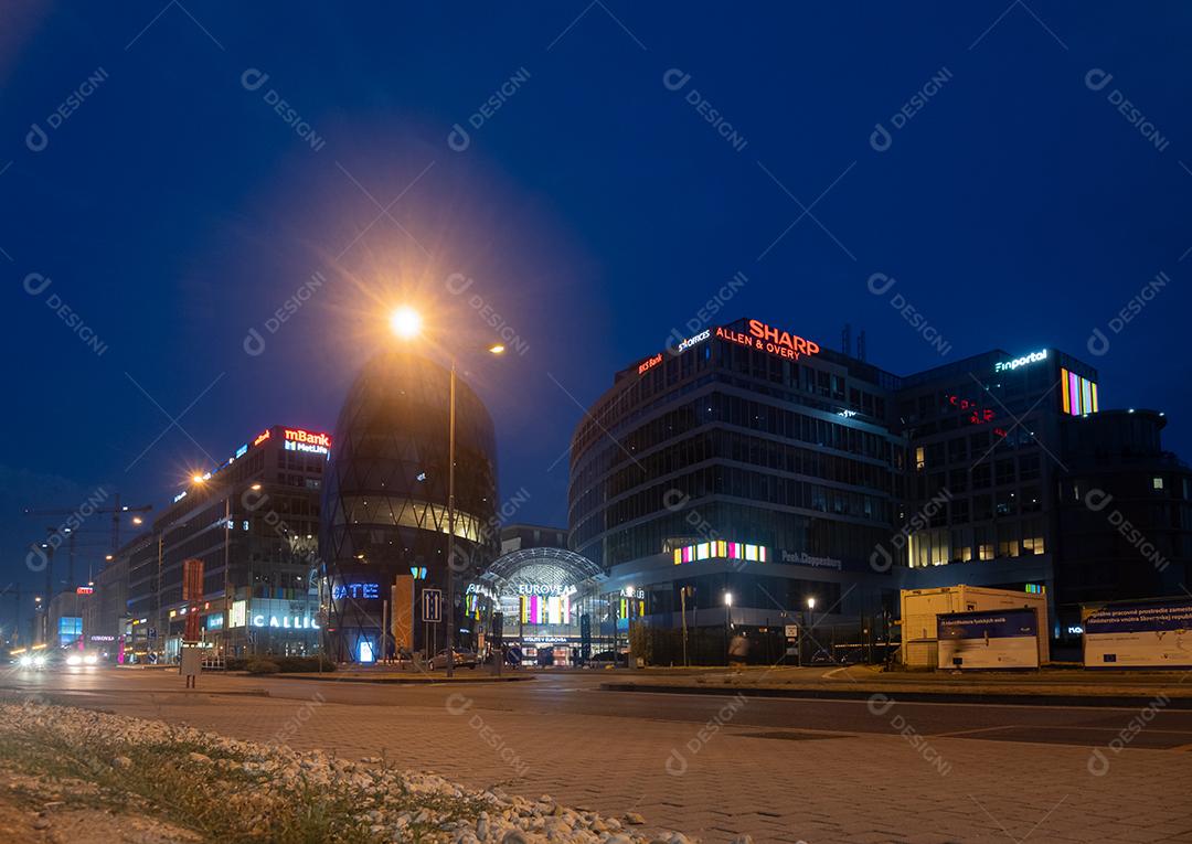 Vista do tráfego nas ruas de Bratislava à noite ao lado da Eurovea.