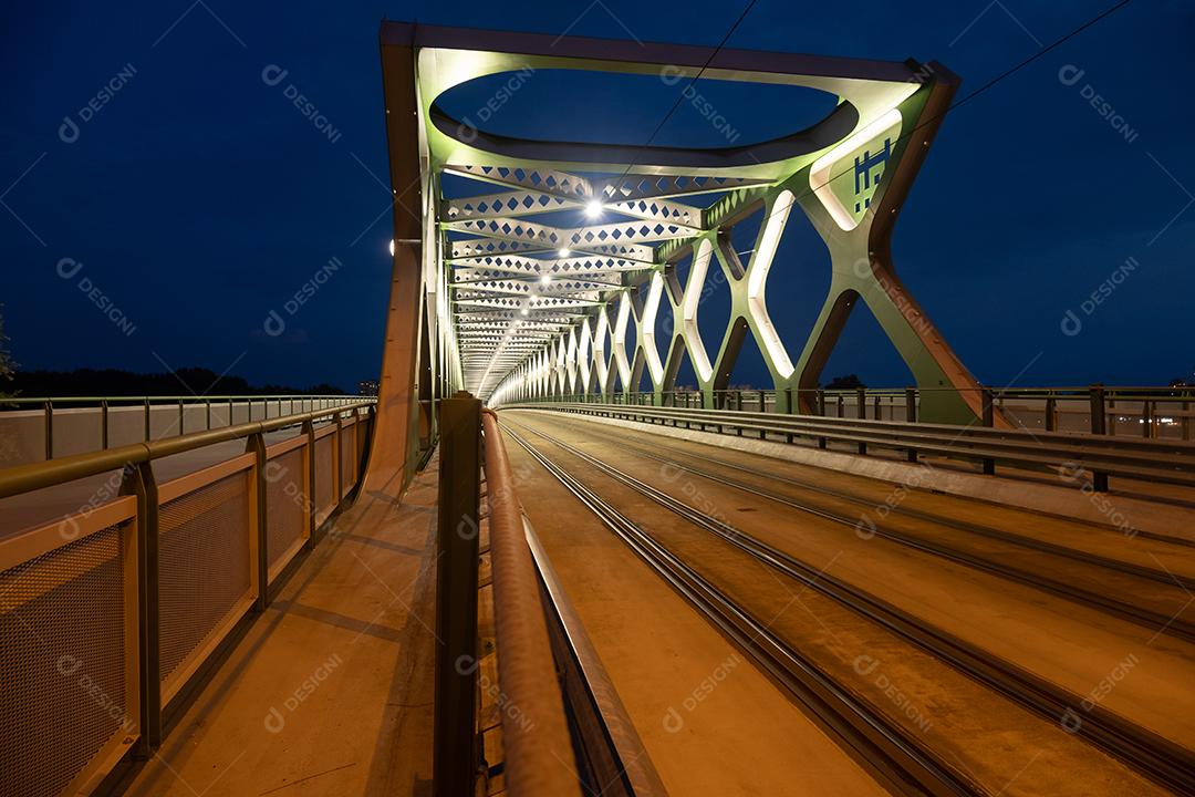 Vista da velha ponte sobre o rio Danúbio em Bratislava à noite