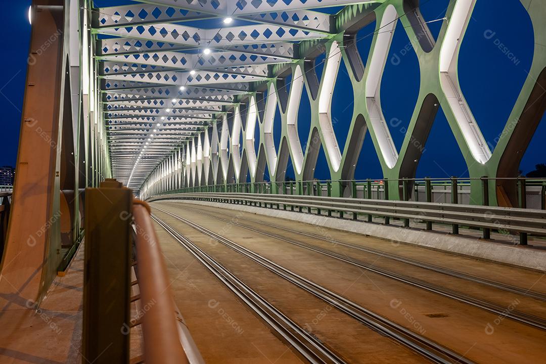 Vista da velha ponte sobre o rio Danúbio em Bratislava à noite