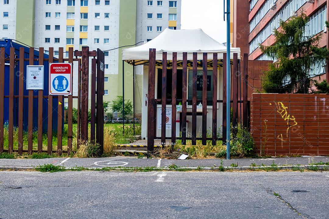 Vista da cabine de teste covid em frente a um antigo Hospital em Bratislava, Eslováquia.