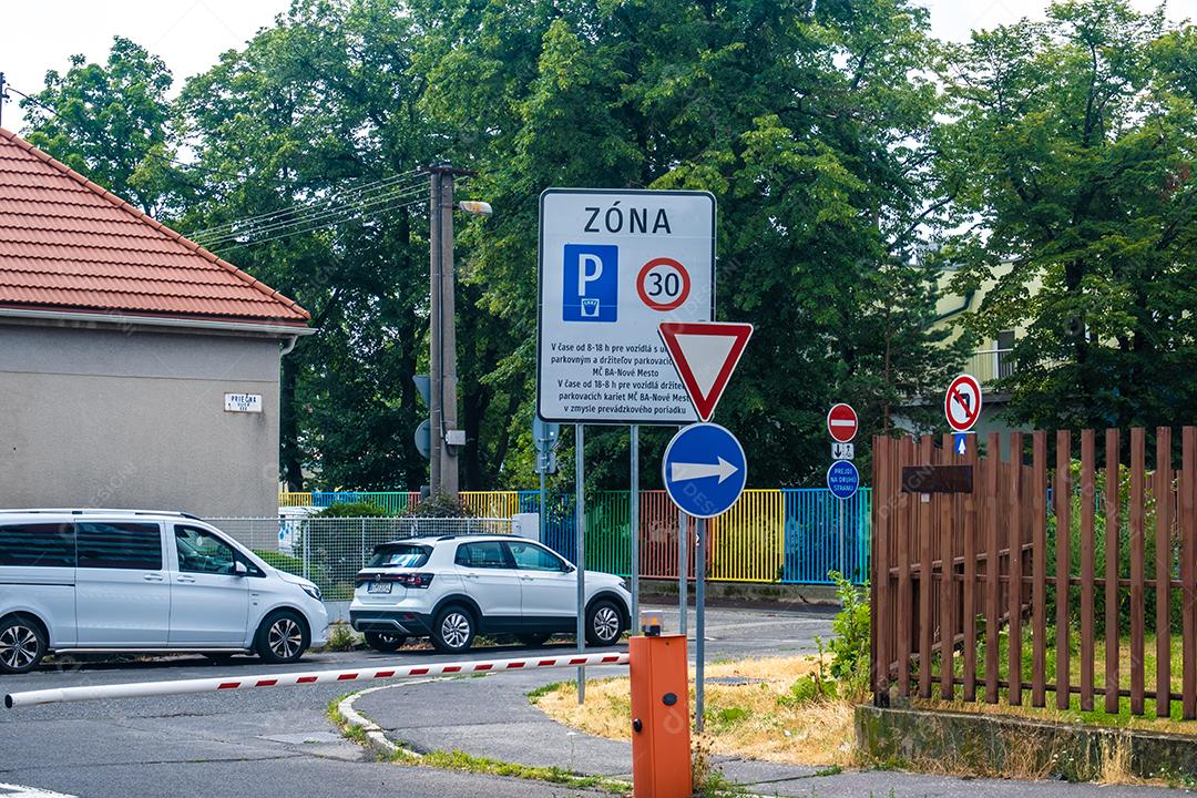 Vista de placas com informações sobre o covid em frente ao hospital em Bratislava, Eslováquia.