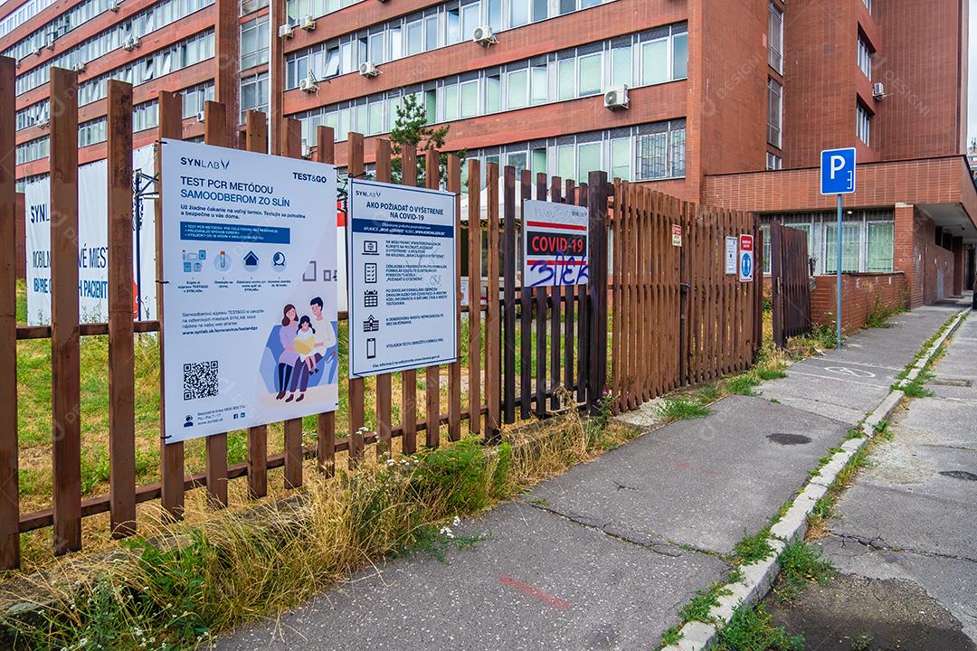 Vista de placas com informações sobre o covid em frente ao hospital em Bratislava, Eslováquia.