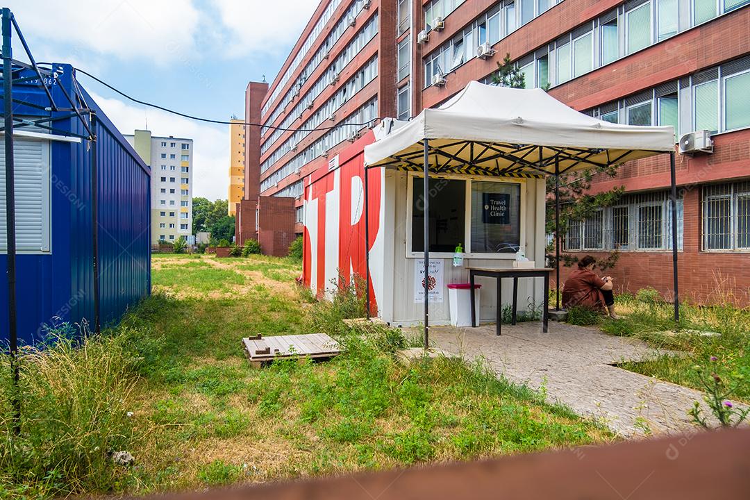 Vista da cabine de teste covid em frente a um antigo hospital em Bratislava, Eslováquia