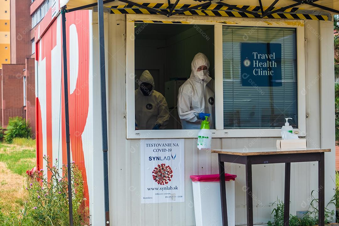 Vista da cabine de teste covid em frente a um antigo hospital em Bratislava, Eslováquia