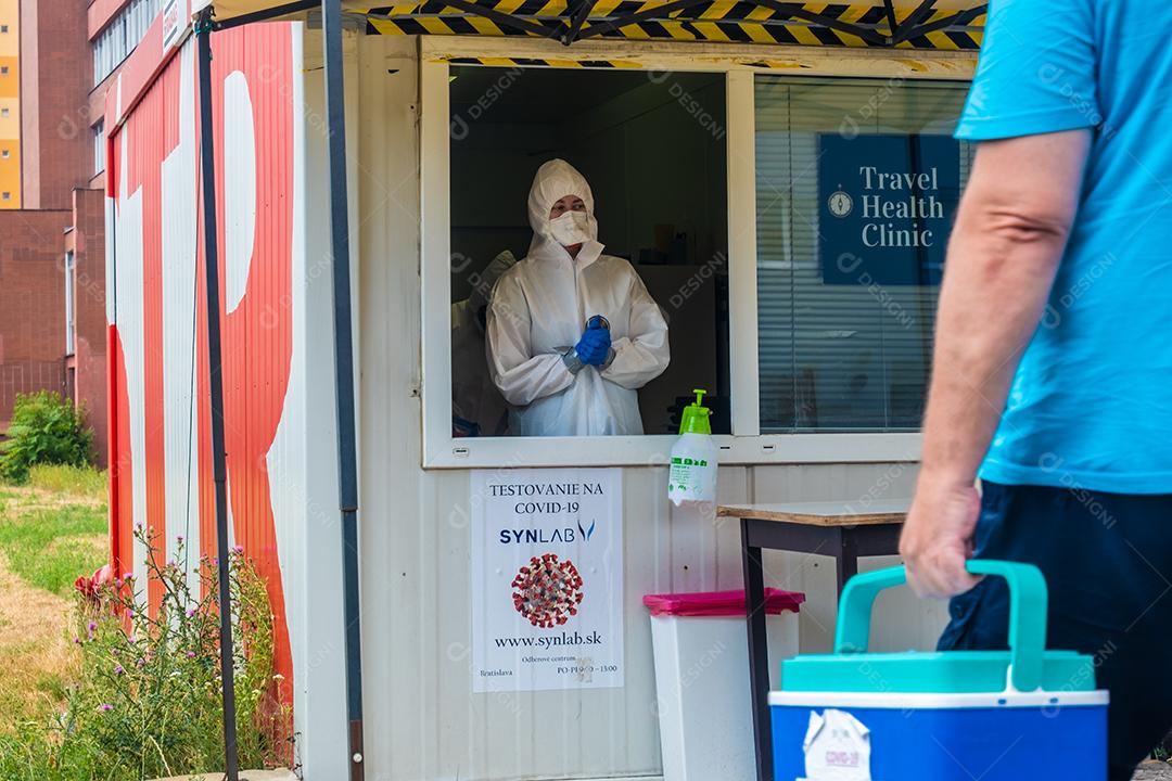 Vista da cabine de teste covid em frente a um antigo hospital em Bratislava, Eslováquia