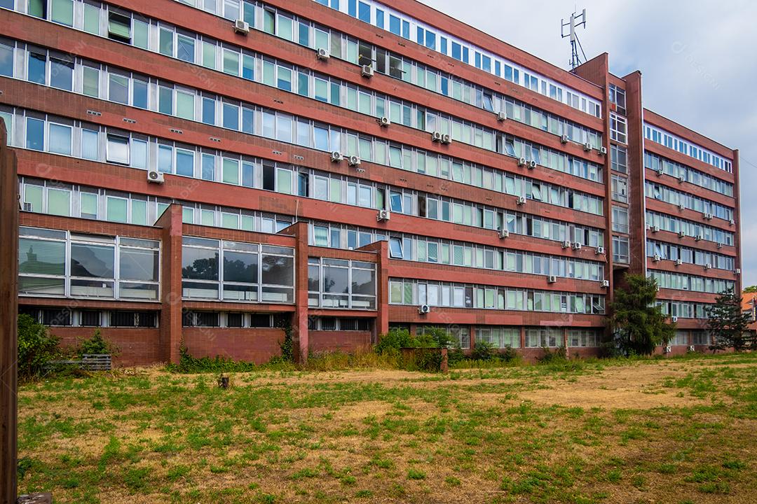 Vista e antigo Hospital em Bratislava, Eslováquia.