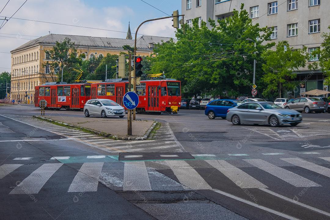 BRATISLAVA, ESLOVÁQUIA - 12 DE JULHO DE 2021: Visão do trânsito nas ruas de Bratislava.