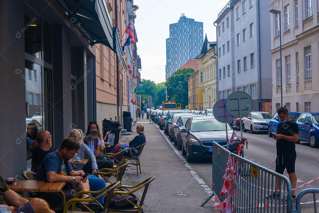 BRATISLAVA, ESLOVÁQUIA - 12 DE JULHO DE 2021: Vista da fachada do famoso café Vespa em Bratislava.