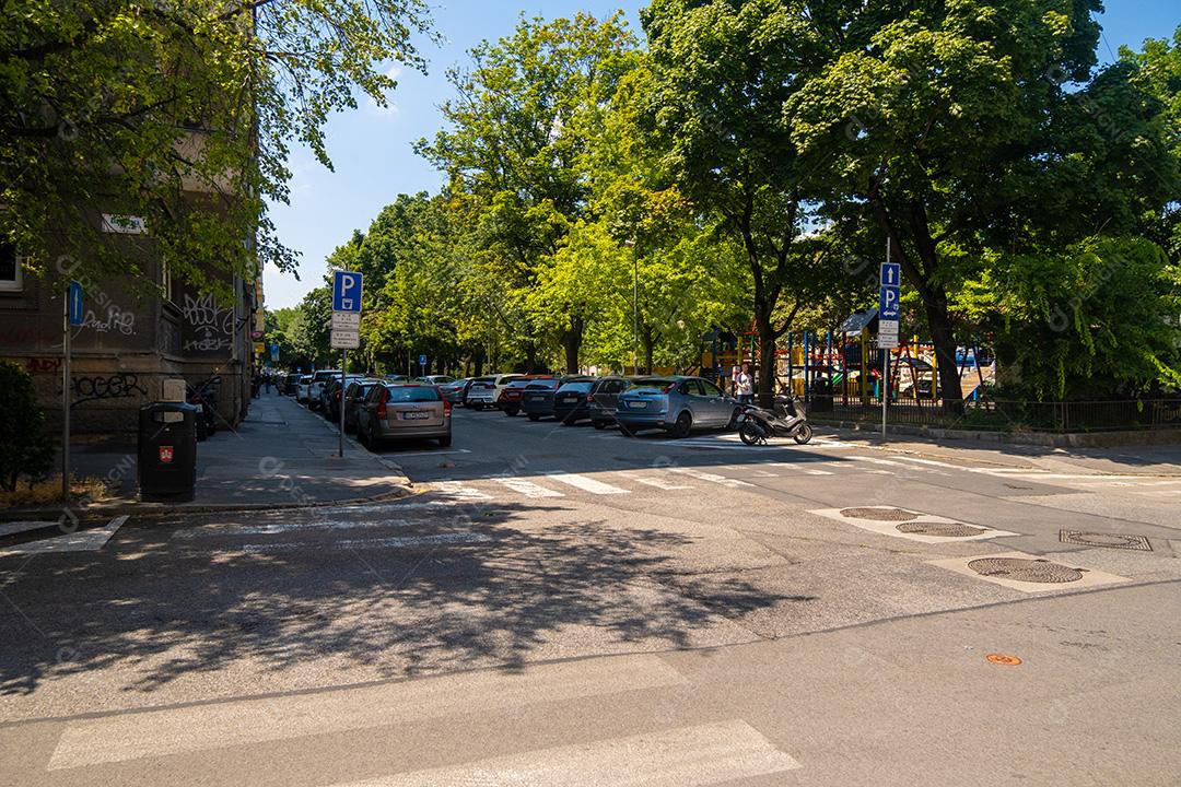 BRATISLAVA, ESLOVÁQUIA - 12 DE JULHO DE 2021: Vista do parque urbano nas ruas de Bratislava.