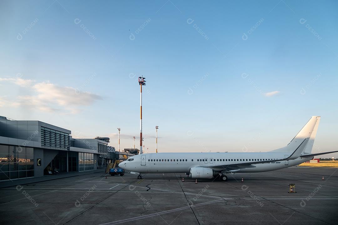 BRATISLAVA, ESLOVÁQUIA - 12 DE JULHO DE 2021: Vista do avião no aeroporto de Bratislava.