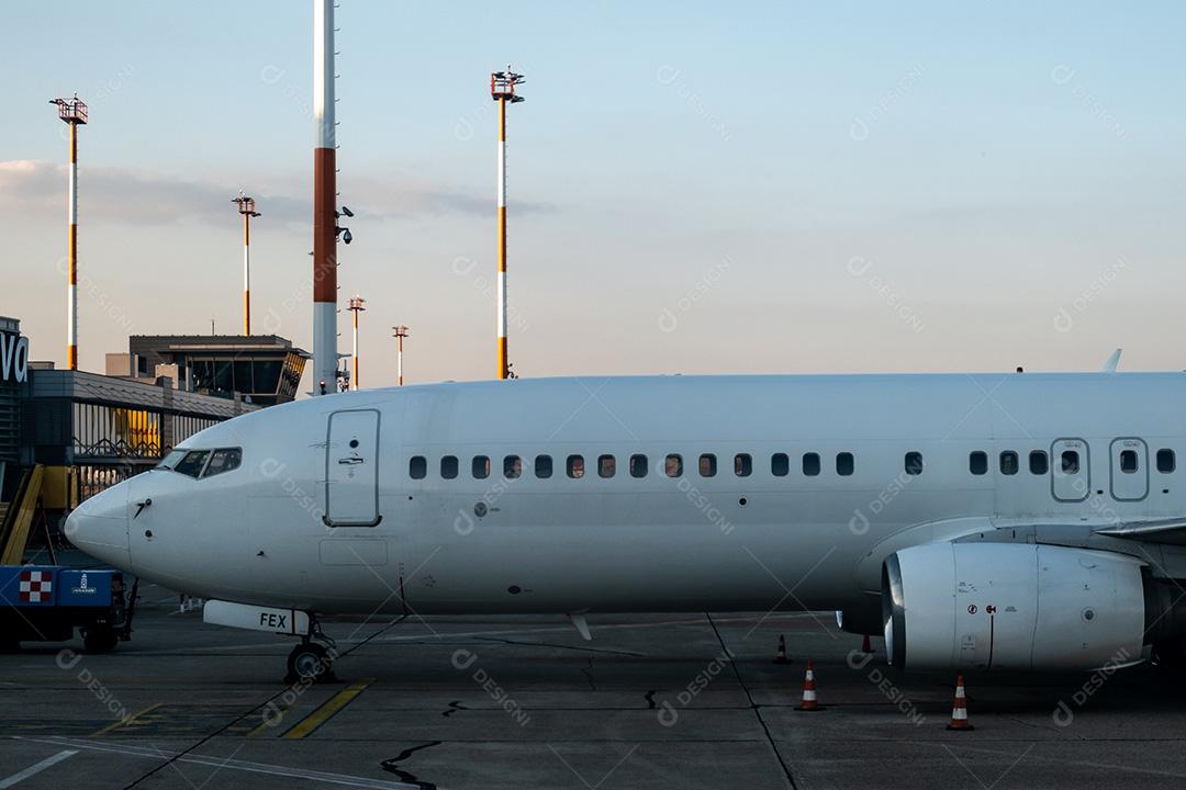 BRATISLAVA, ESLOVÁQUIA - 12 DE JULHO DE 2021: Vista do avião no aeroporto de Bratislava.