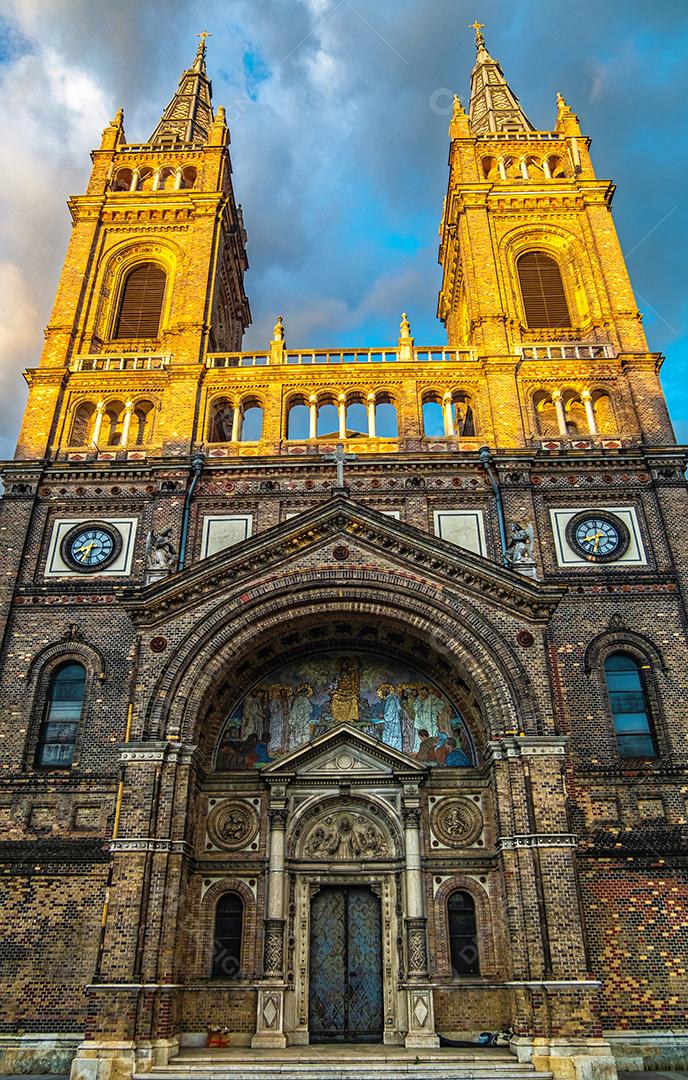 A igreja paroquial de Breitenfeld em Viena, Áustria, ao pôr do sol