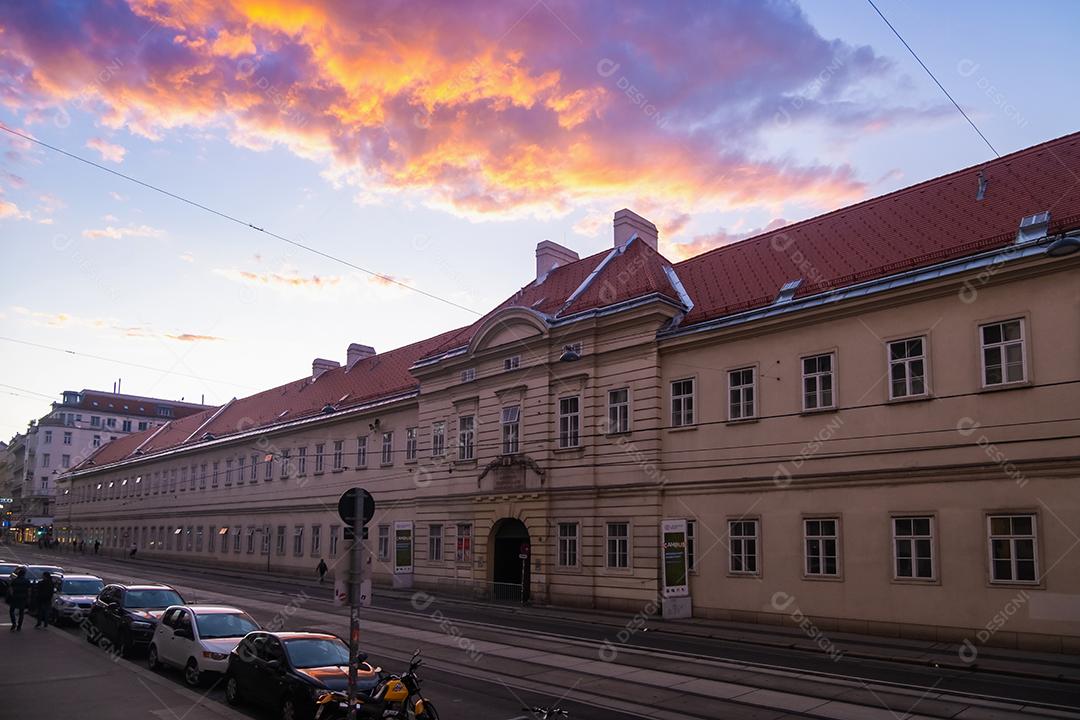 VIENA, ÁUSTRIA - 09 DE JULHO DE 2021: Vista exterior da universidade de Viena ao pôr do sol.