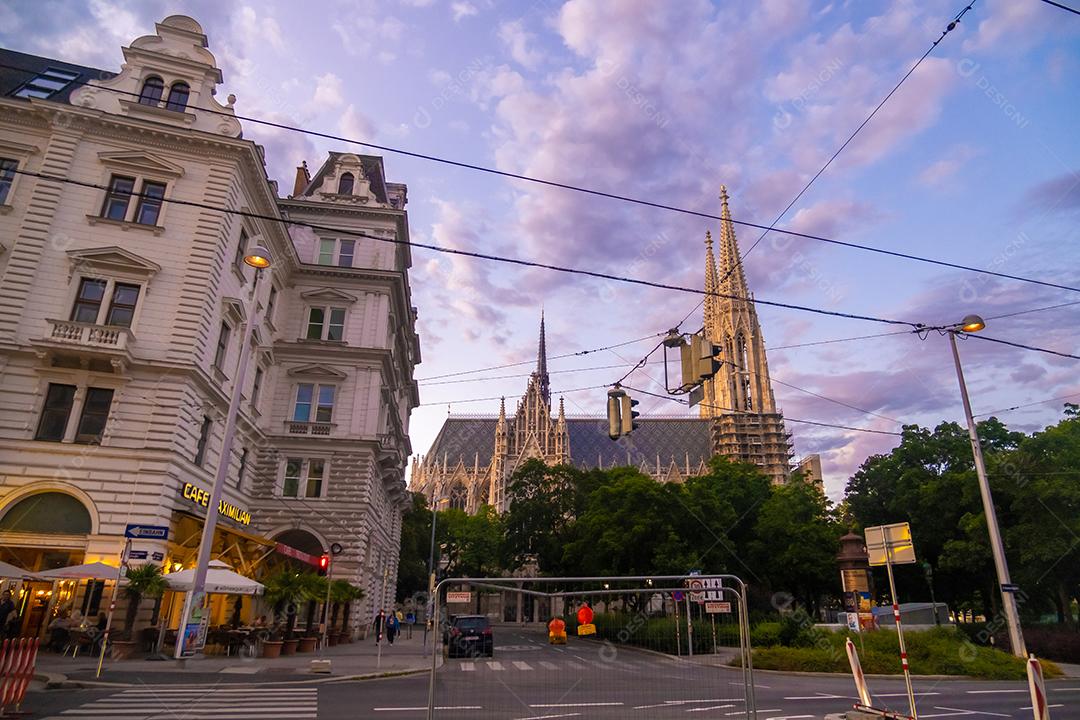 VIENA, ÁUSTRIA - 10 DE JULHO DE 2021: Vista das ruas o Viena no verão.