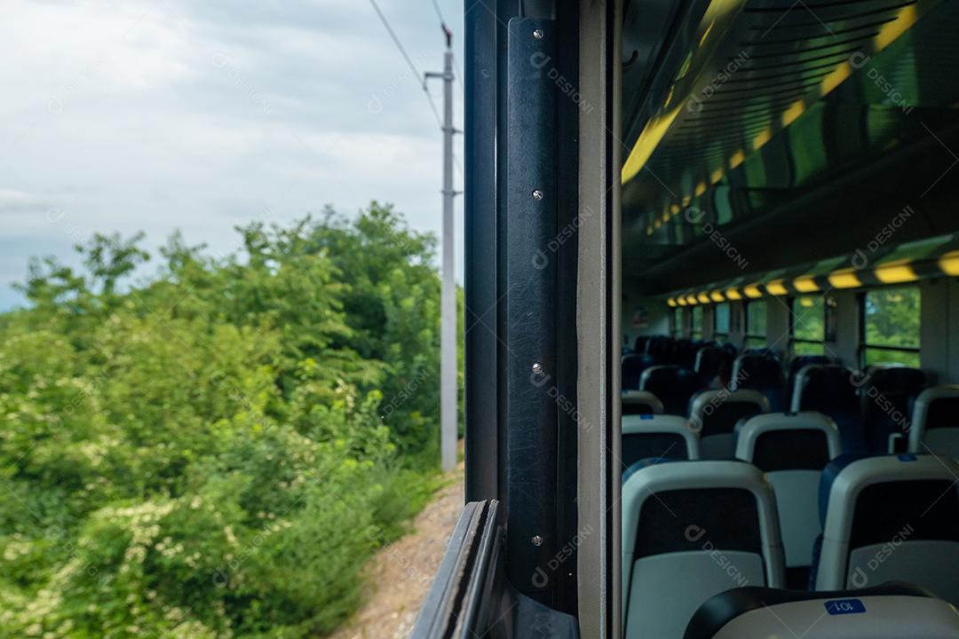 Bela paisagem vista da janela do trem.