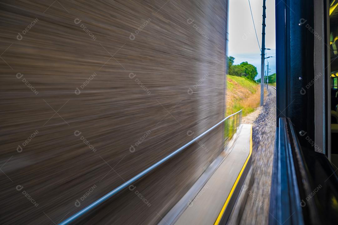 Vista do túnel da janela do trem.