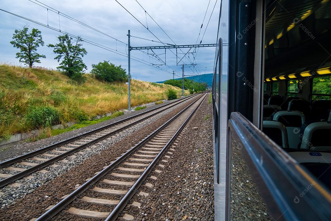 Vista da paisagem da janela do trem.
