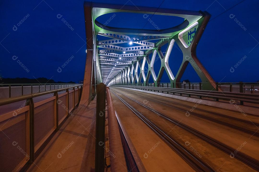 Vista da velha ponte sobre o rio Danúbio em Bratislava à noite