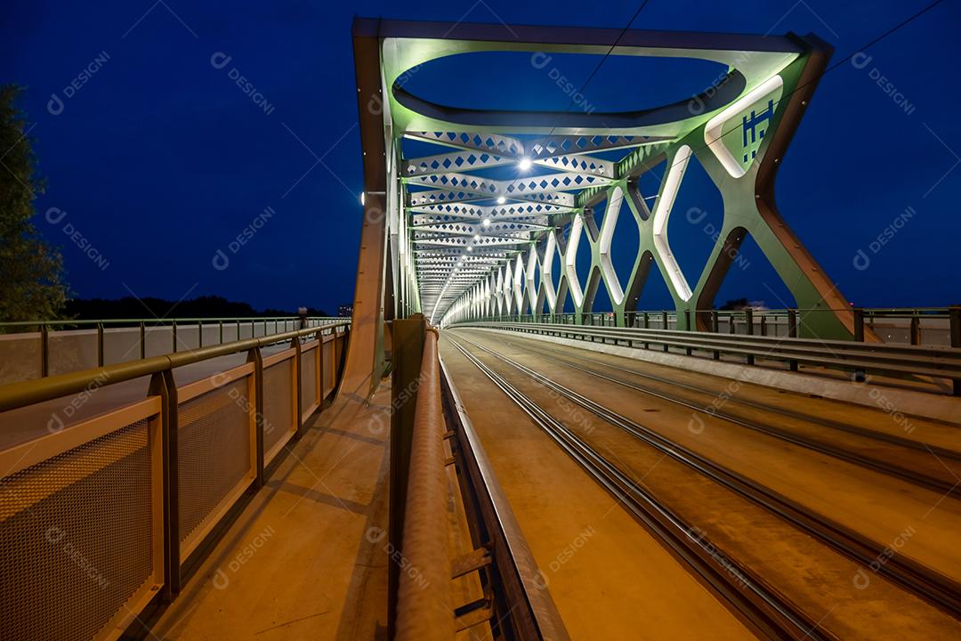 Vista da velha ponte sobre o rio Danúbio em Bratislava à noite