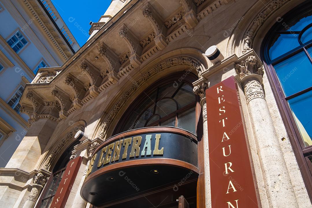 Entrada do Café Central, a antiga cafeteria tradicional que era ponto de encontro de famosos vienenses.
