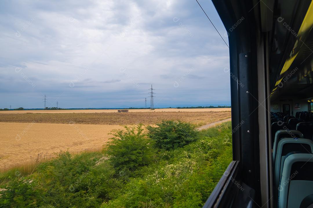 Bela paisagem vista da janela do trem.