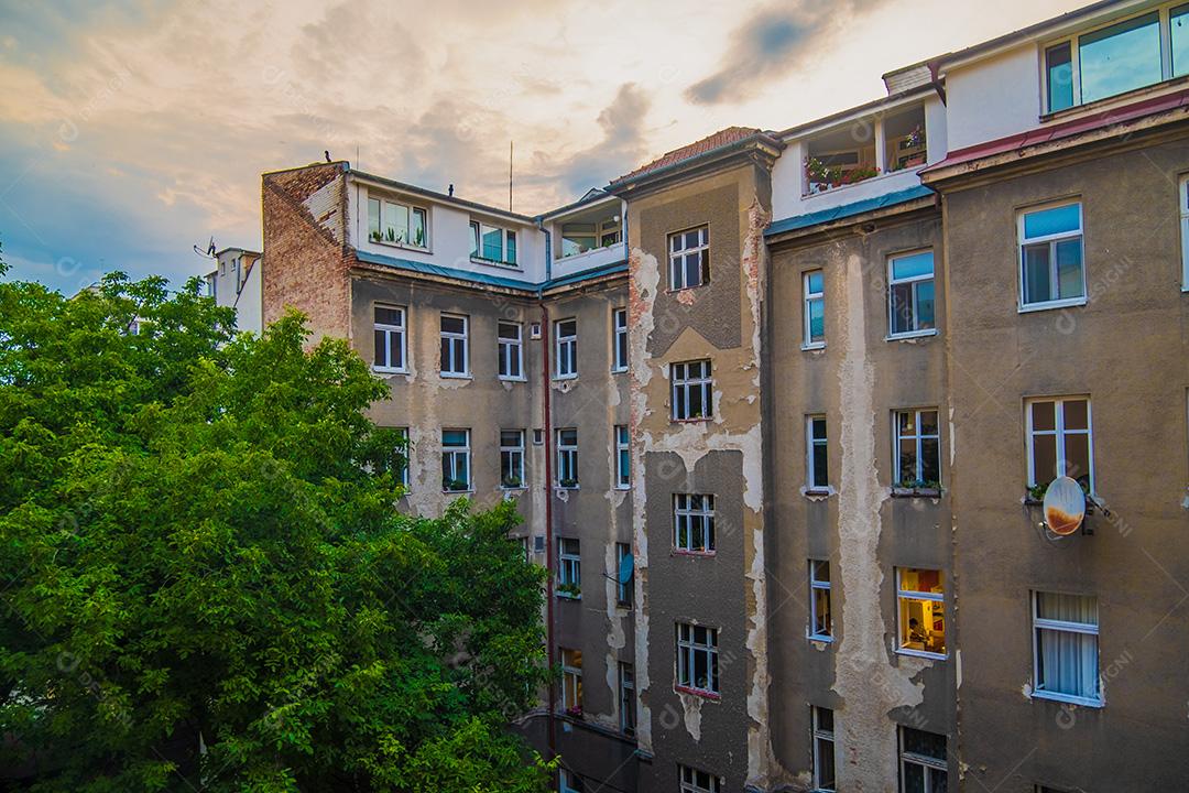 Prédio de apartamentos antigo na cidade de Bratislava.