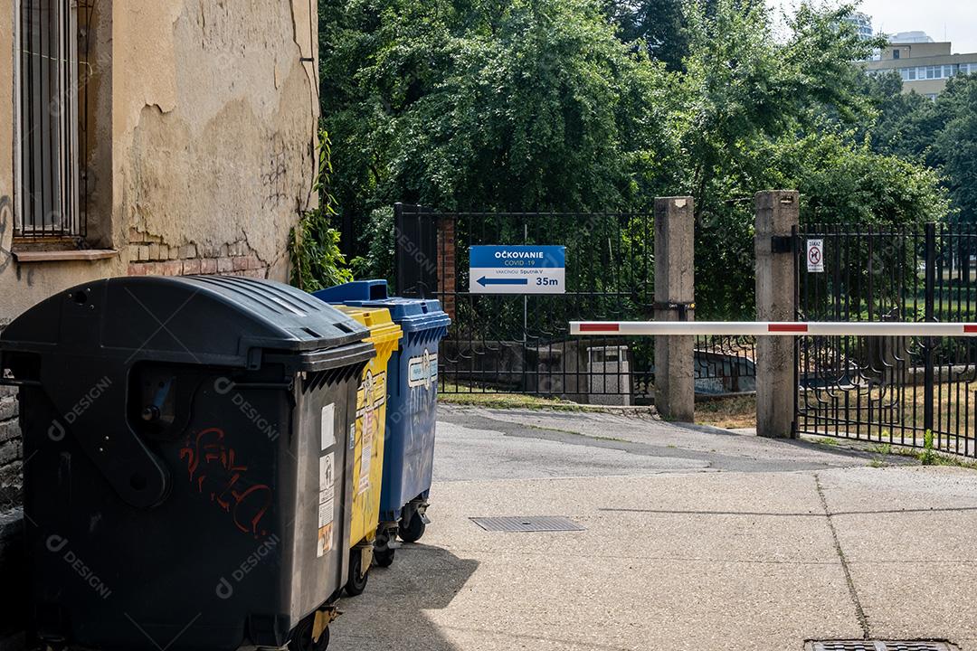 Vista de lixeiras seletivas em frente ao parque em Bratislava.