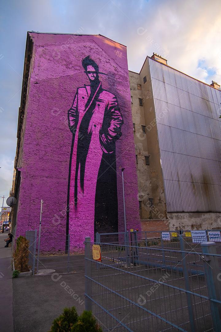 Vista de grafite enorme e famoso nas ruas de Viena no verão.