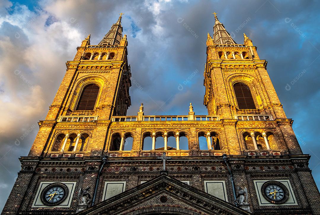 A igreja paroquial de campo amplo em Viena, Áustria, ao pôr do sol