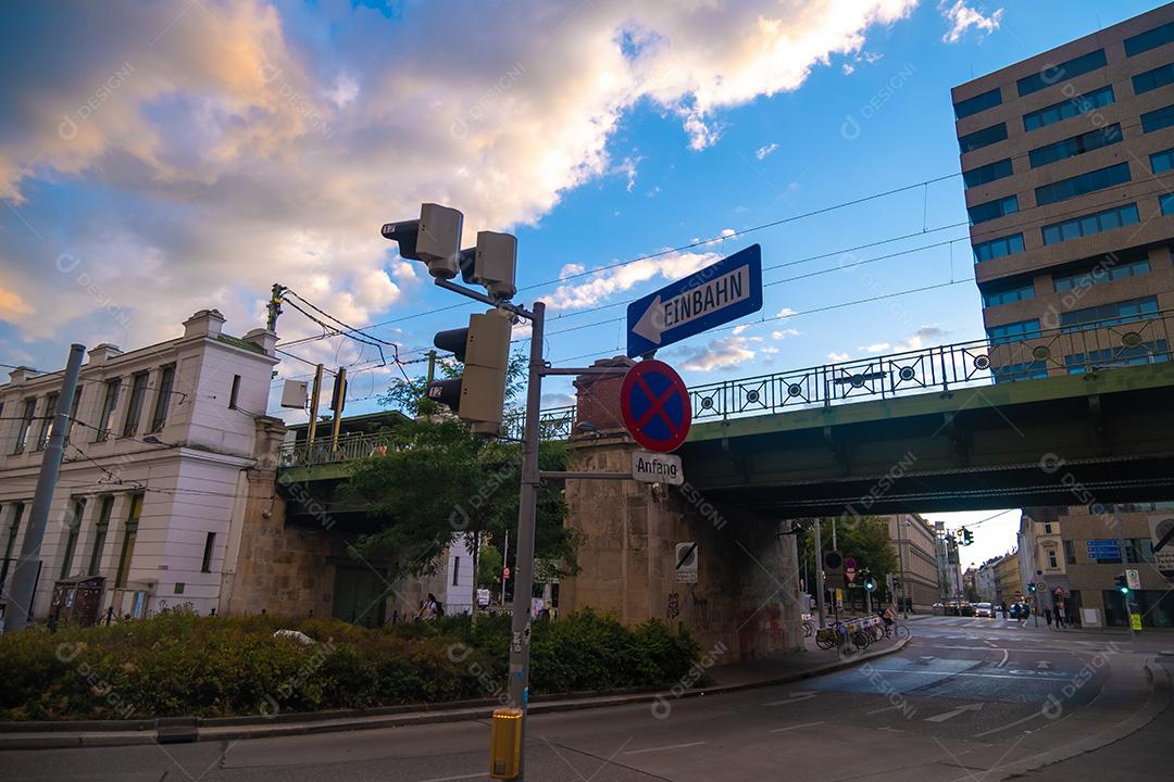 VIENA, ÁUSTRIA - 10 DE JULHO DE 2021: Vista das ruas ou Viena no verão.